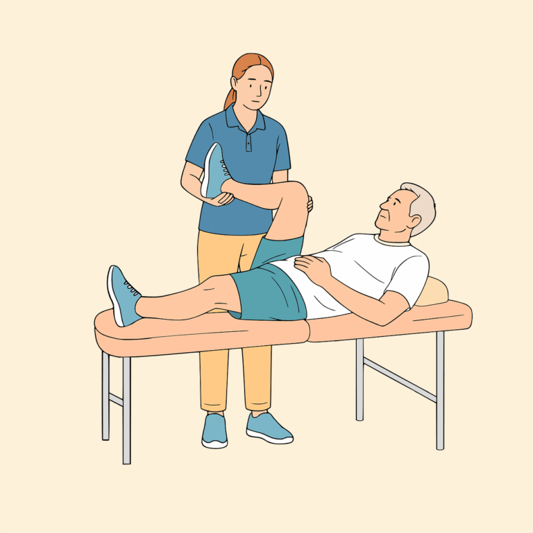 Physiotherapeutin behandelt einen Mann auf der Therapieliege – individuelle Untersuchung und Behandlung