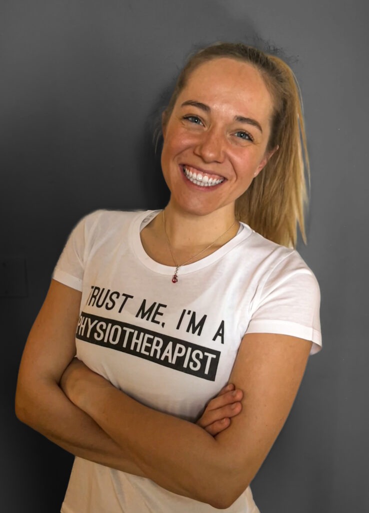 Miranda Zwiehoff mit Shirt „Trust me, I’m a physiotherapist“ in ihrer Physiotherapiepraxis in Mondsee